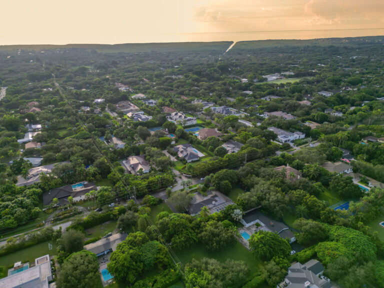 THE BEAUTY OF OLD CUTLER ROAD &mdash; AND WHY IT&rsquo;S A MAGNET FOR MIAMI HOMEBUYERS