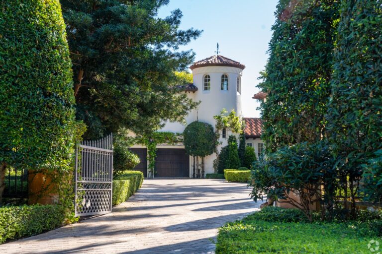 SELLING A HOME IN COCOPLUM CORAL GABLES IN 2026: WATERFRONT SELLER STRATEGIES THAT WORK